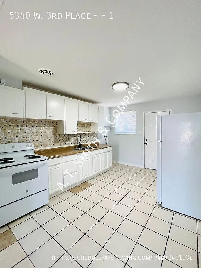 Spacious 2 Bedroom With Washer Dryer Hookups — Photo 4