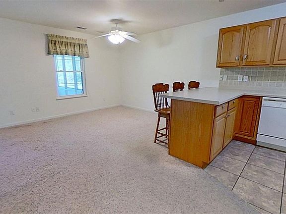 4th image of 910 Aspen Ave