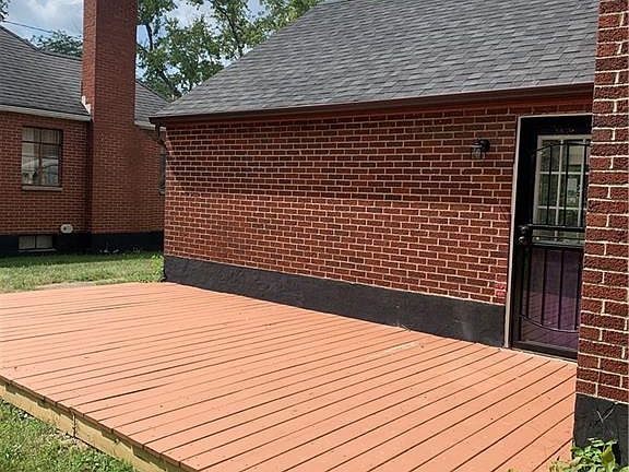 5th image of 4022 Myron Ave