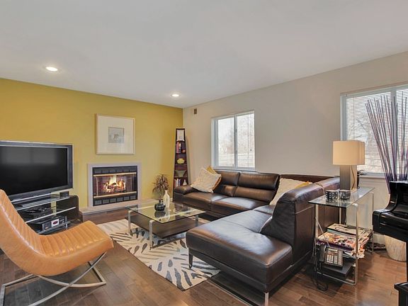 3rd image of 109 Glenrich Dr S