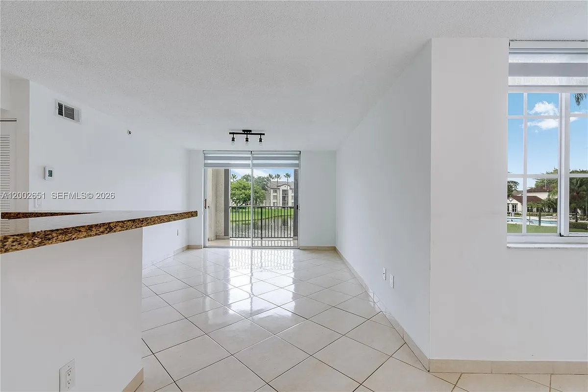 Building Photo - 4350 NW 107th Ave #204