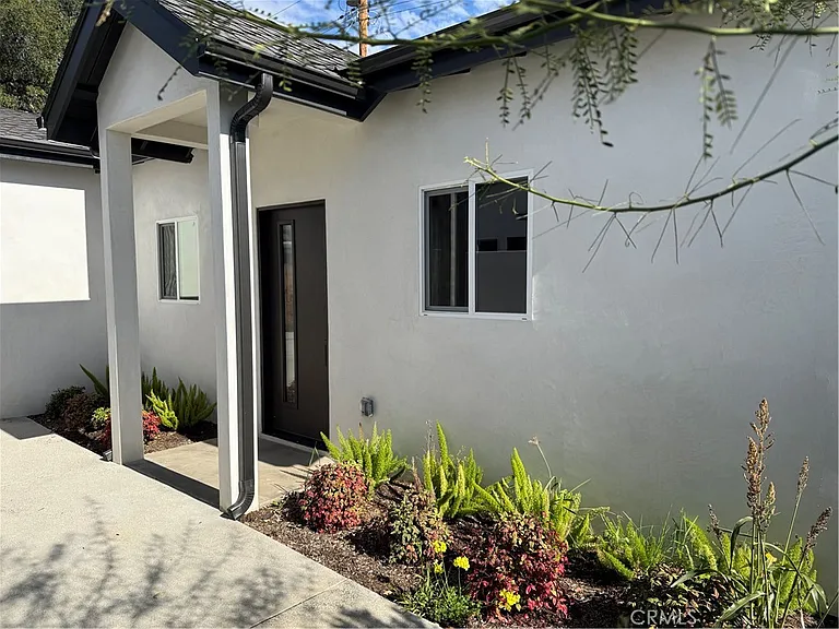 1072 N Vinedo Ave — Photo 1