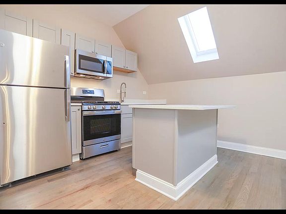 5th image of 2225 N Leavitt St #4R