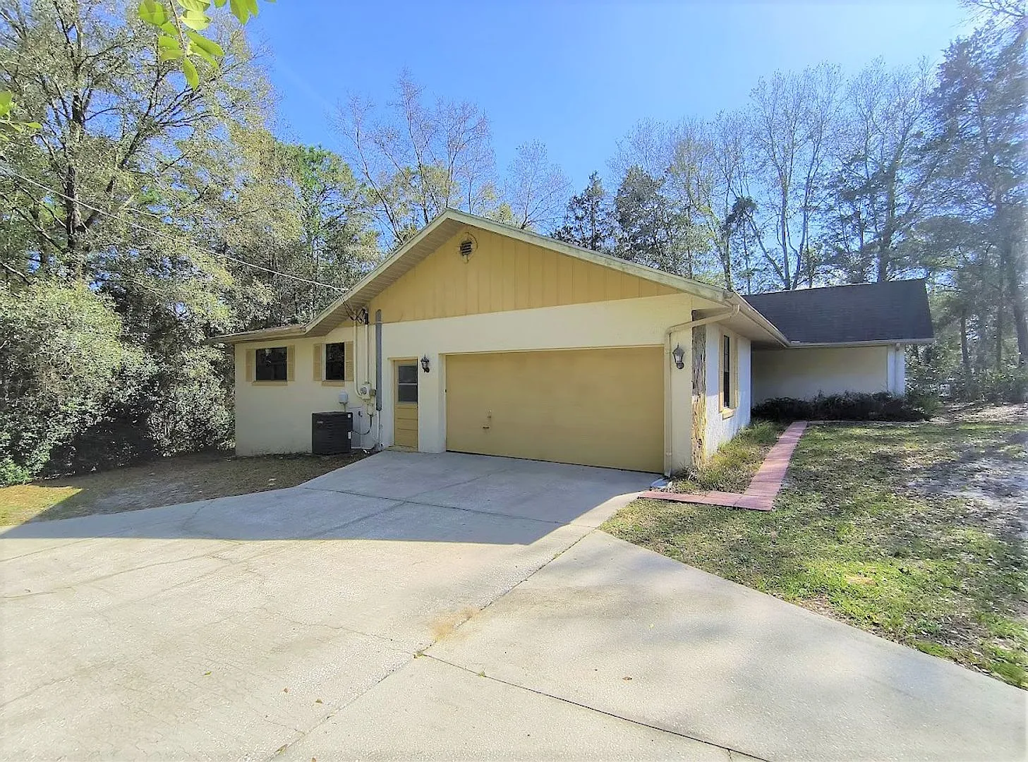 2 Bedroom, 2 Bath , 2 Car Garage in Dunnellon, Florida — Photo 3