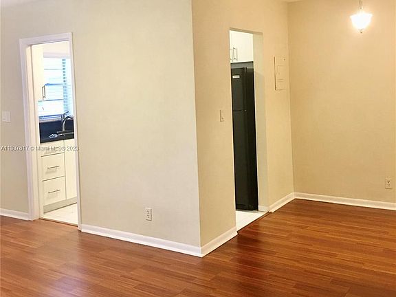 4th image of 1551 N 12th Ct APT 15B