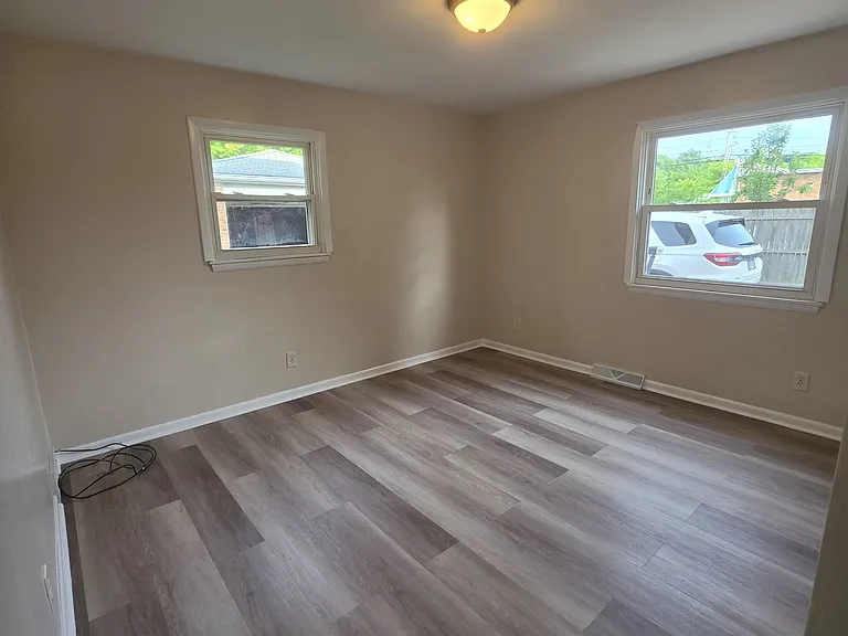 1421 & 1423 Creighton Ave #1421 — Photo 16