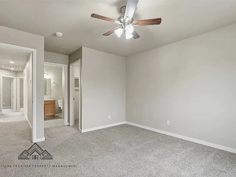 218 E Whitman Dr — Photo 14