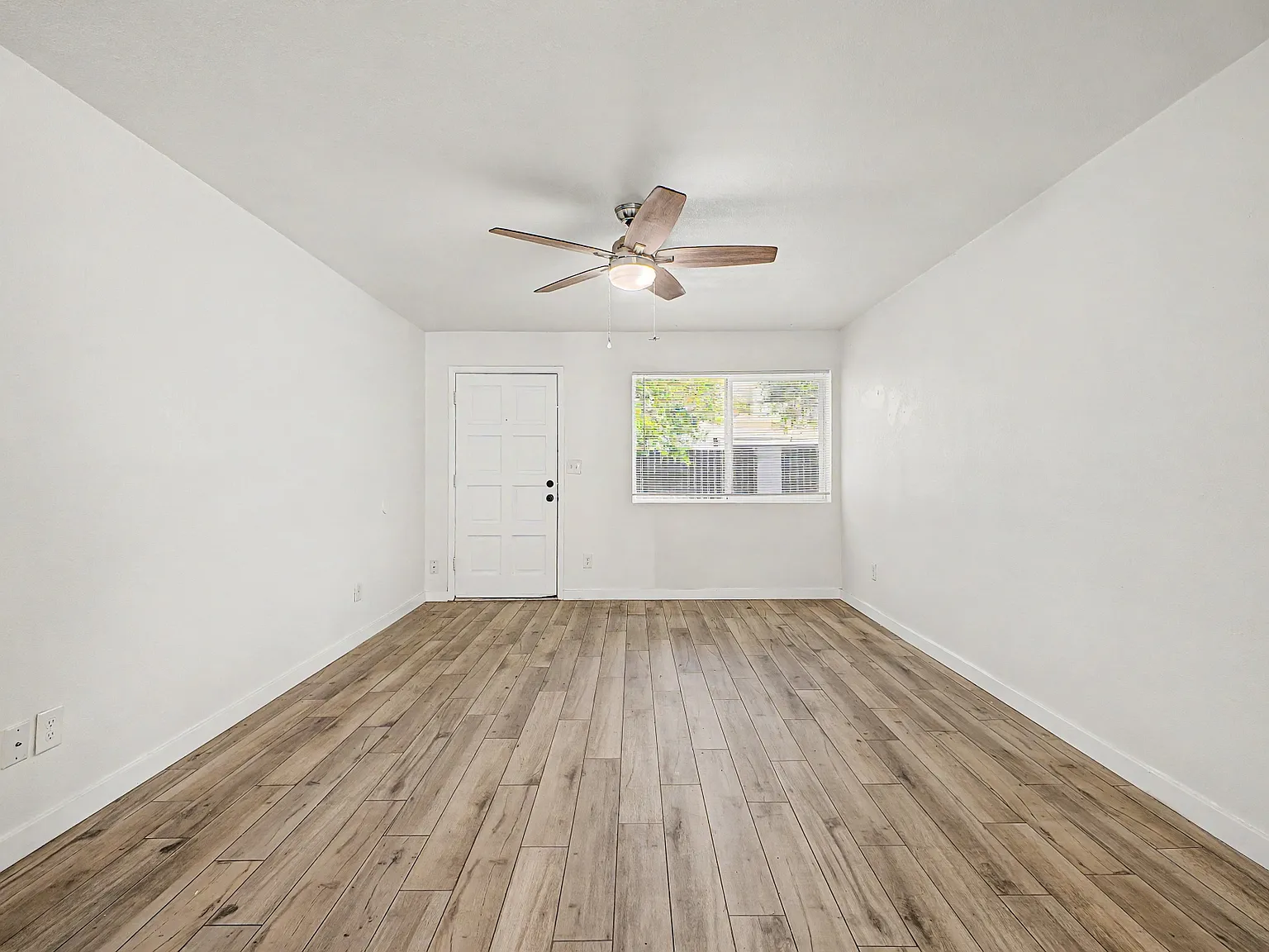 3 bed, 1000 sqft, $1,792 — Photo 2