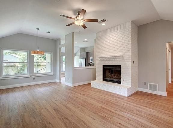 5th image of 2103 Rosemary Ln