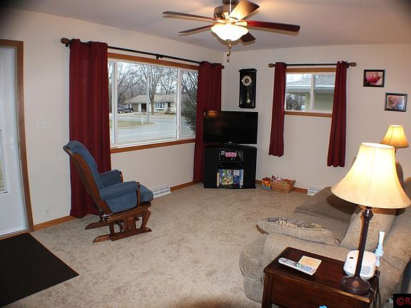 3rd image of 105 S Plainview Ave