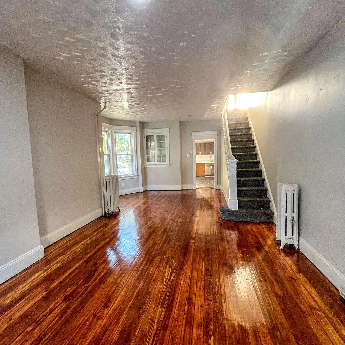 4 bed, 1.0 bath, 1760 sqft, $2,350 — Photo 3