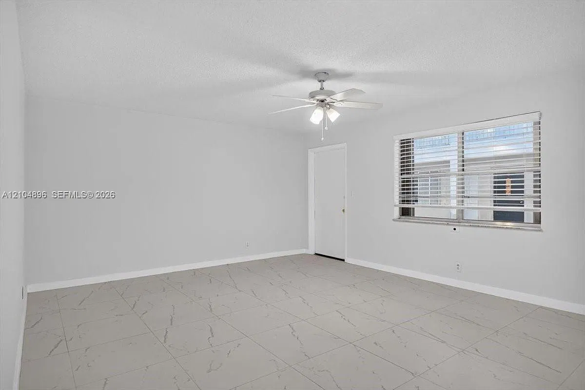Royal Palm Gardens Condo — Photo 4