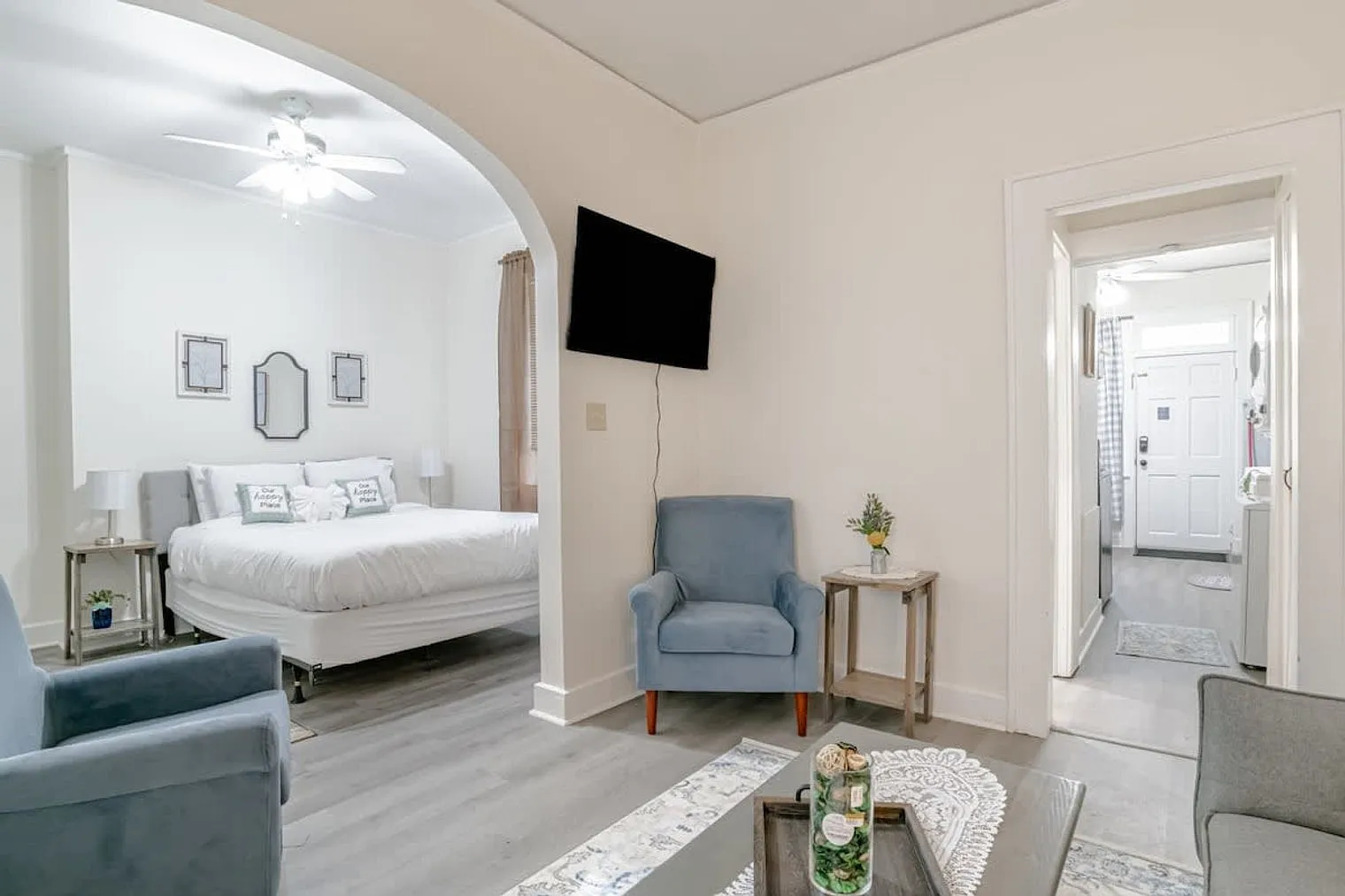 Studio, 1.0 bath, 592 sqft, $1,752 — Photo 2