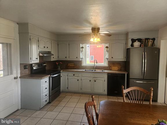 4th image of 2575 Valley Rd