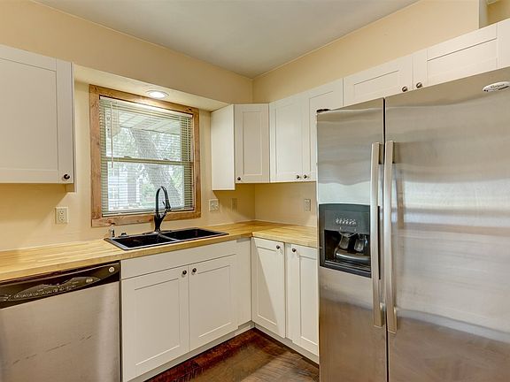 2nd image of 1124-1128 Buena Vista Dr