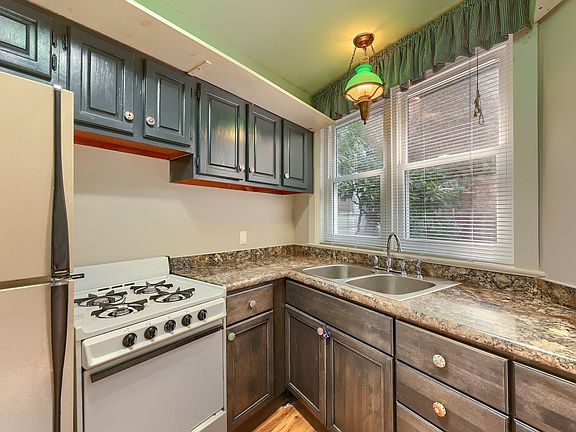 3rd image of 107 South St