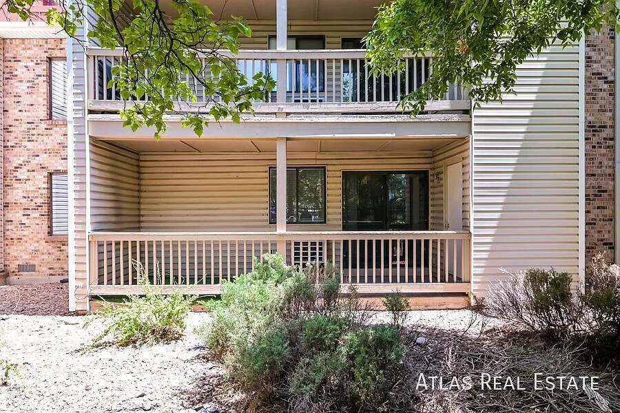 2 Bedroom 1 Bath Apartment in Aurora! Walk to Settler's Park! — Photo 3