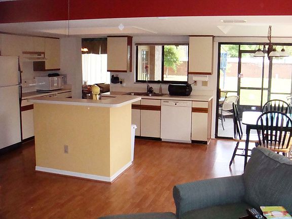2nd image of 2201 Fairglenn Way