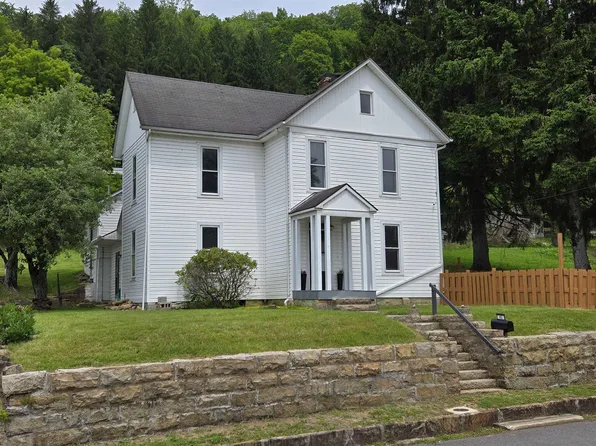 92 N High St, Philippi, WV 26416