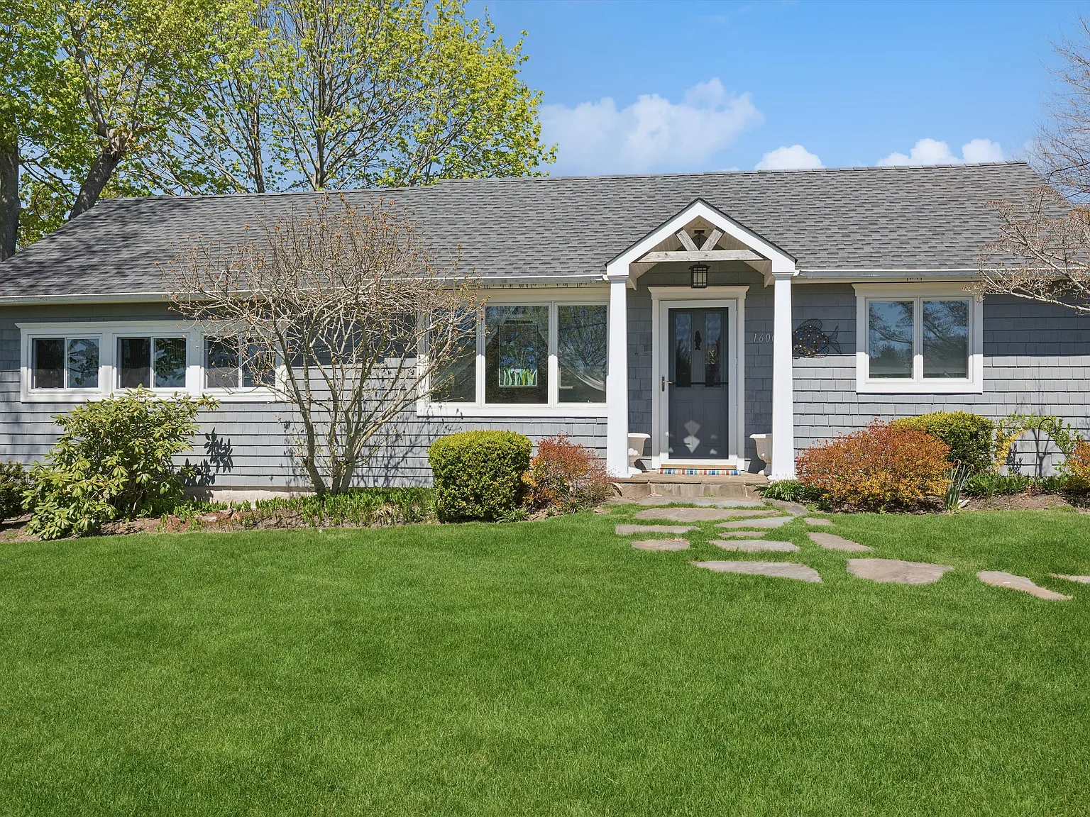 Breakwater Beach House Summer Rental — Photo 1
