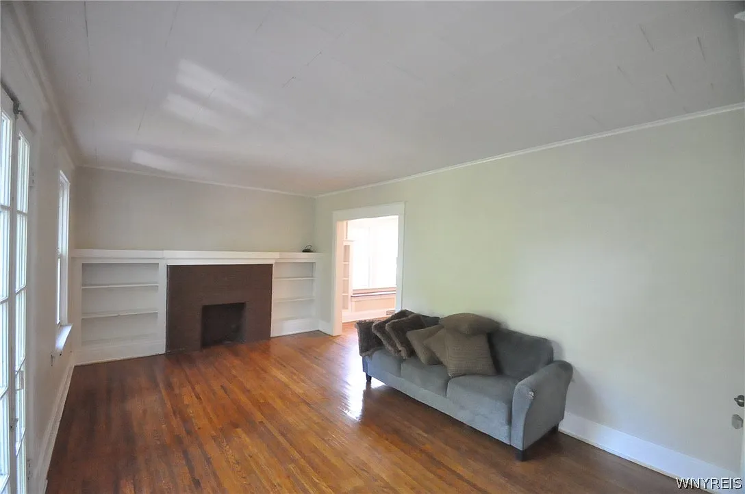 3 bed, 1.0 bath, 2743 sqft, $1,800 — Photo 3