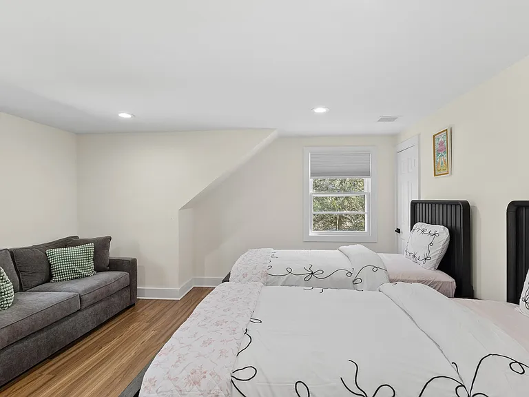 135 Pembroke Dr — Photo 29