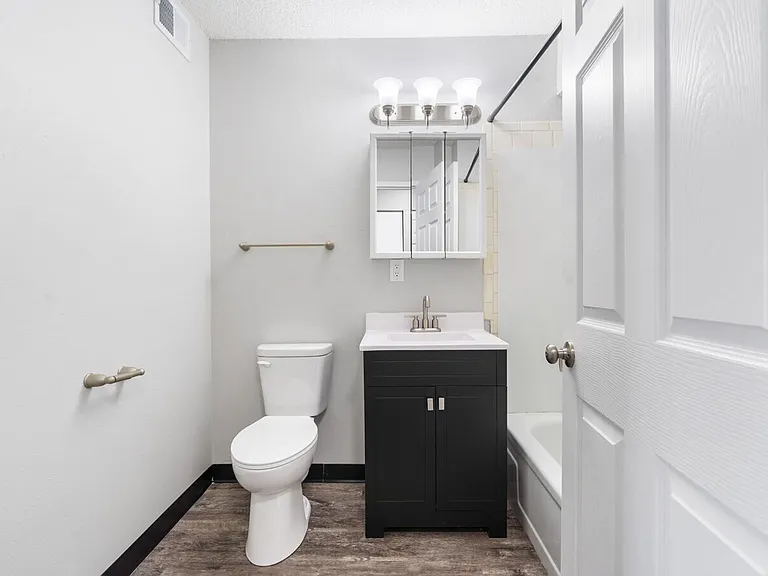 Breckenridge Davenport Apartments — Photo 16