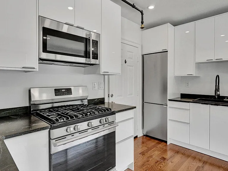 162 Allen St #4 — Photo 5