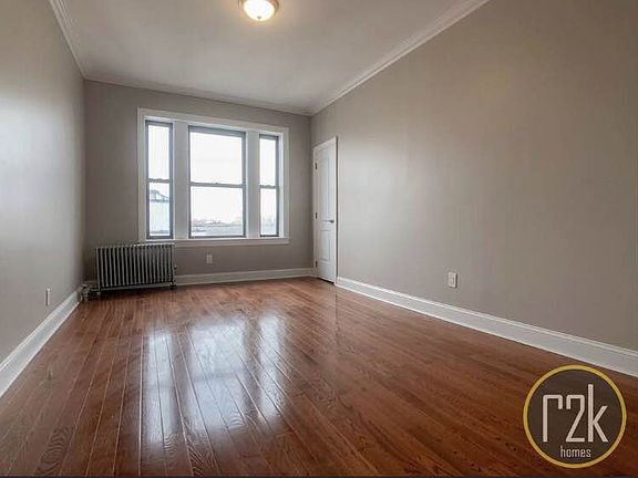 4th image of 3163 33rd St APT 9