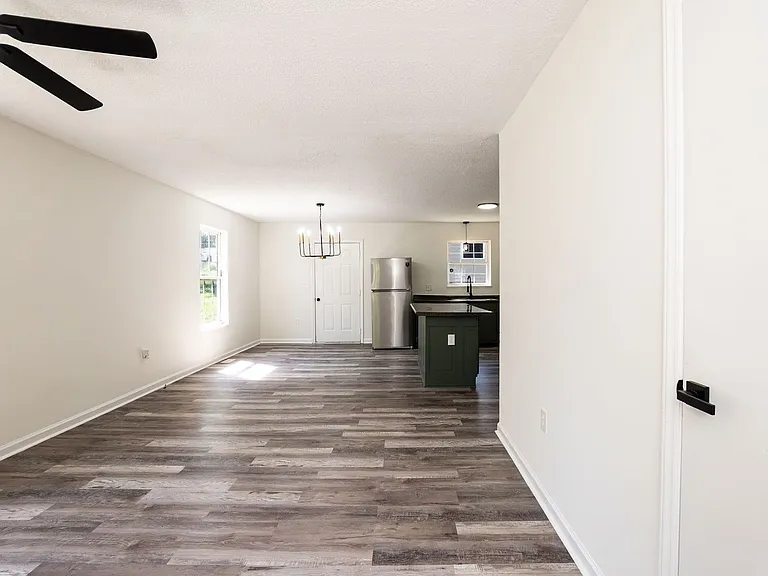 830 Oxford Ln — Photo 10
