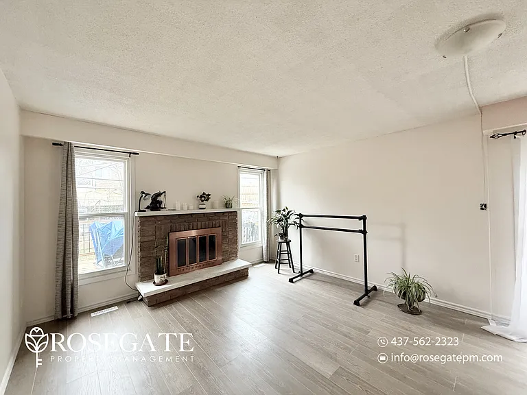 114 Centre St N #B — Photo 10