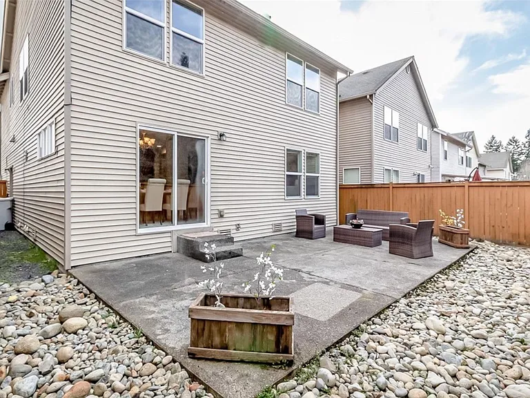2556 NE 2nd Pl — Photo 26