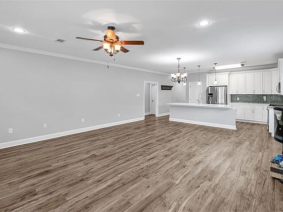 4th image of 4005 School Dr