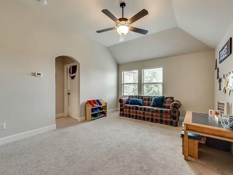 3814 Hyde Park Dr — Photo 5