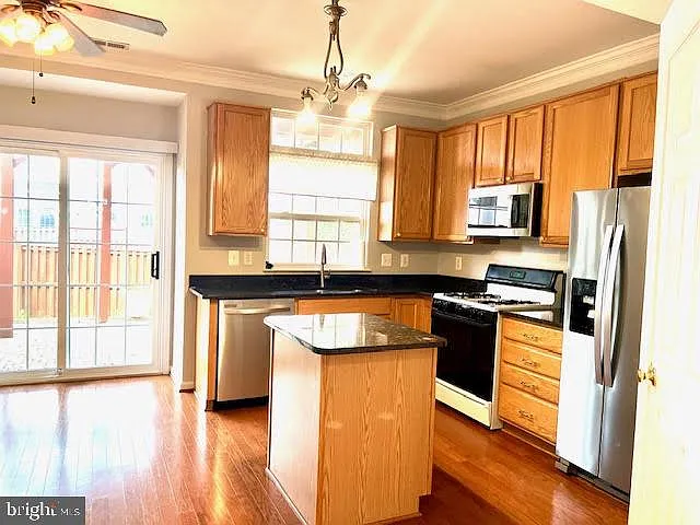 2 bed, 2.5 bath, 1648 sqft, $2,700 — Photo 4
