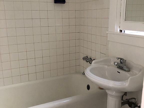 4th image of 2410 Chestnut St APT 24