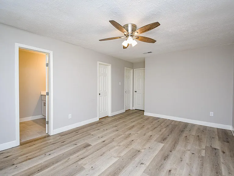 2835 Colony Dr — Photo 17