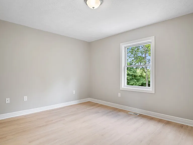 385 Warren St — Photo 10