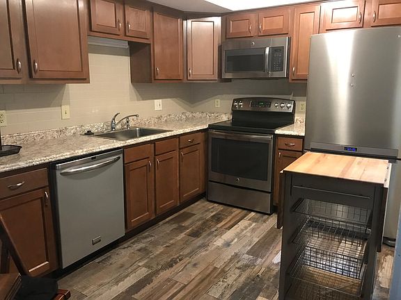 Kitchen w/4 drawer expandable cart on rollers