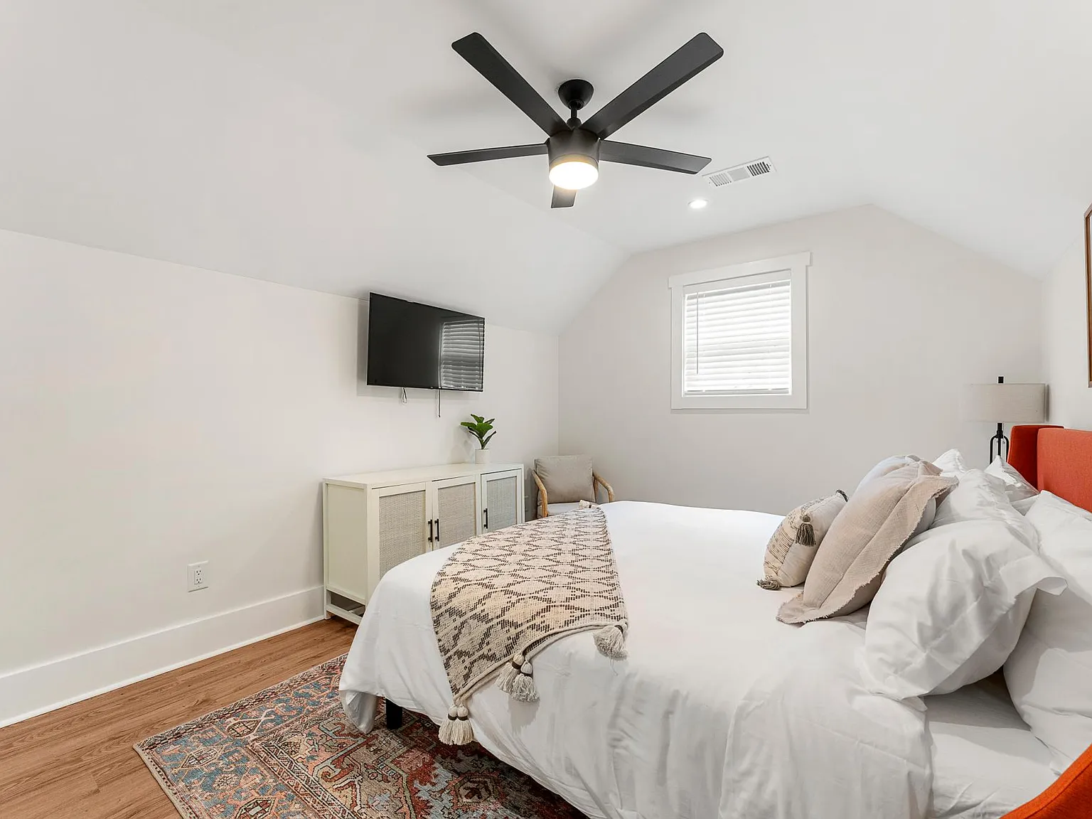 3 bed, 975 sqft, $6,250 — Photo 2