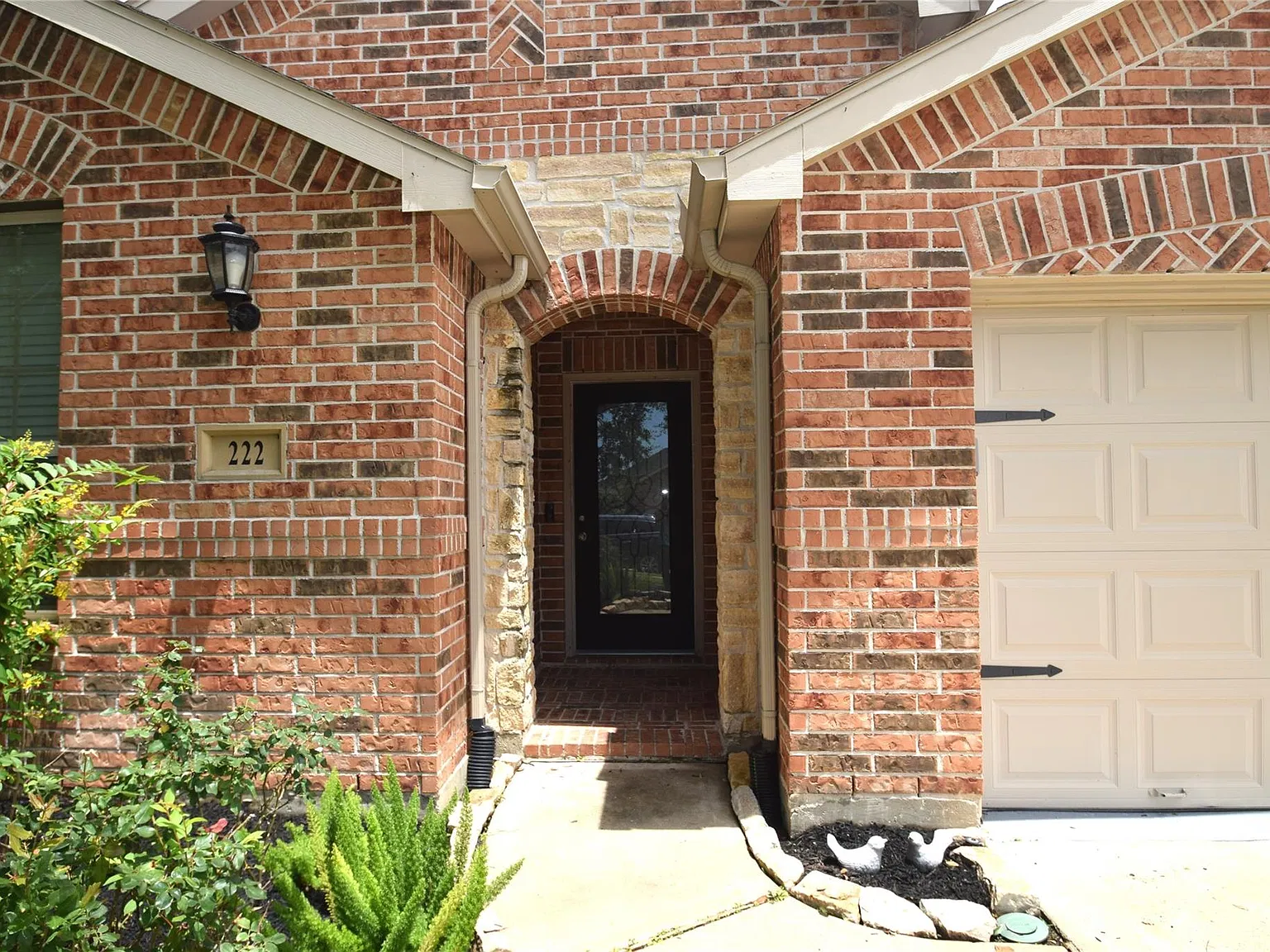 4 bed, 2.0 bath, 2573 sqft, $2,300 — Photo 2