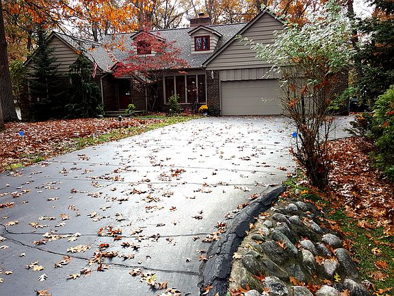 Large Driveway, can fit 5car