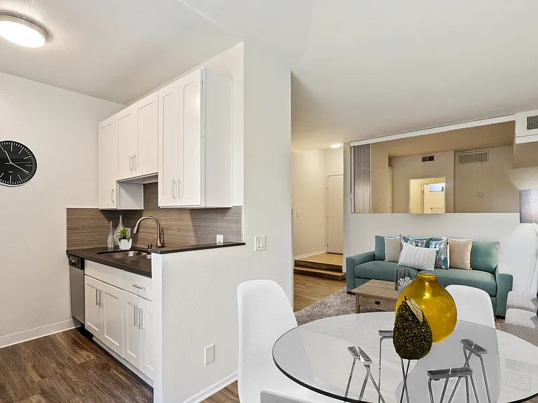 Park Overland Apartments — Photo 39