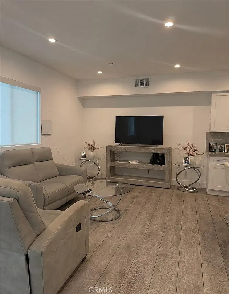 4 bed, 2000 sqft, $4,700 — Photo 2