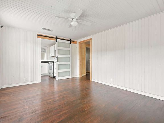 3rd image of 137 SE Craig Ave