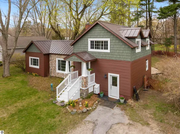 657 Crystal Ave, Frankfort, MI 49635