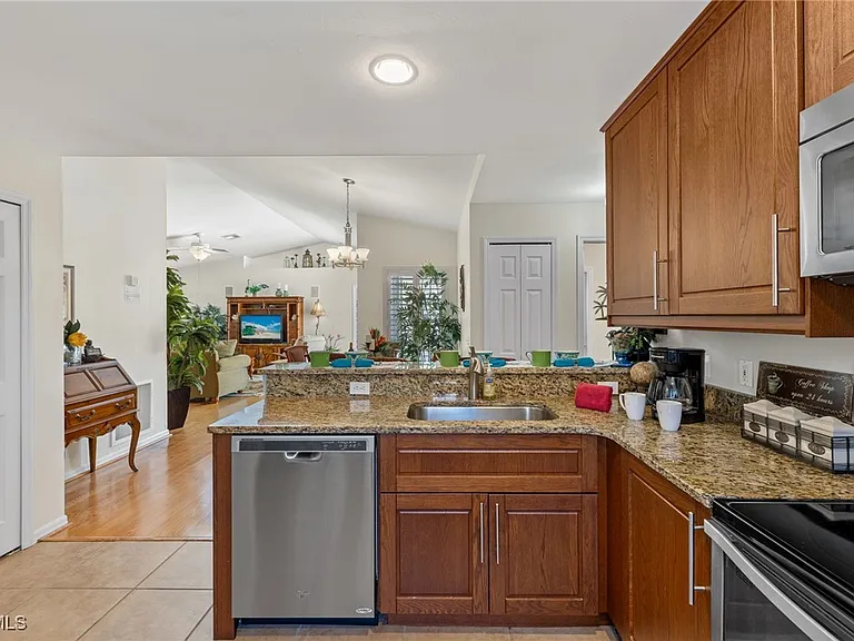 2305 SW 19th Pl — Photo 19