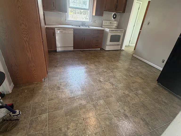 3020 Kenwood Ave — Photo 5