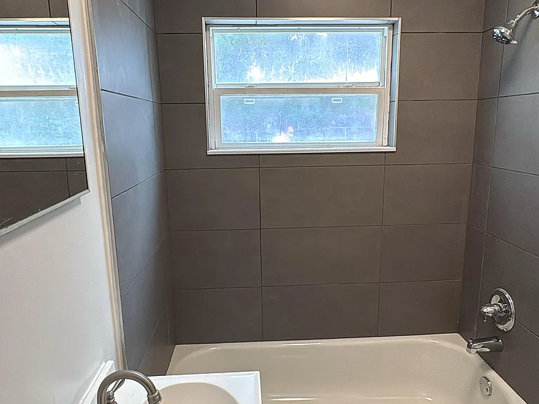 425 Avenue L NE — Photo 5