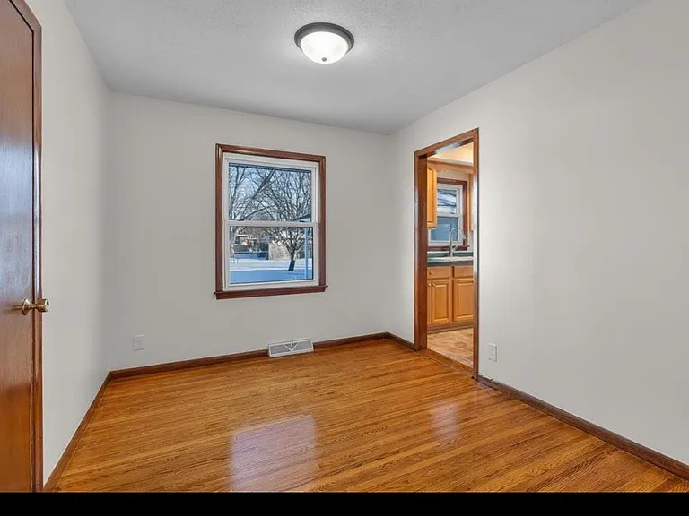 9109 Queen Ave S — Photo 3